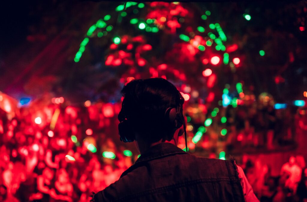 Das Gypsyland Festival auf Bali, der Blick von der Bühne hinunter ins Publikum
