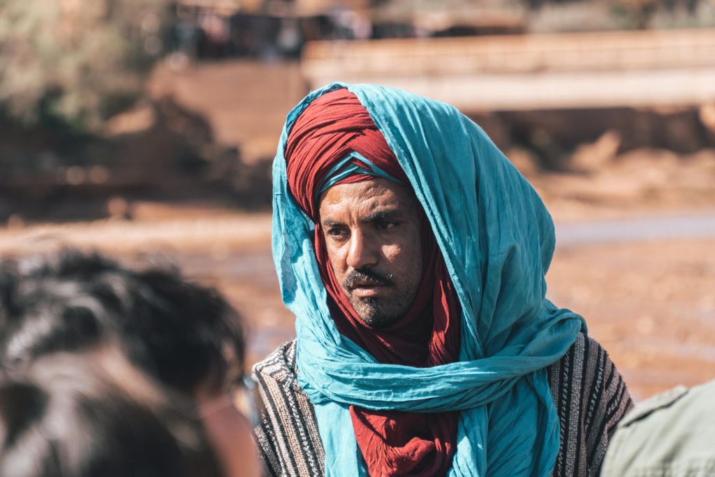 Marokkanischer Tourguide im traditionellen Gewand