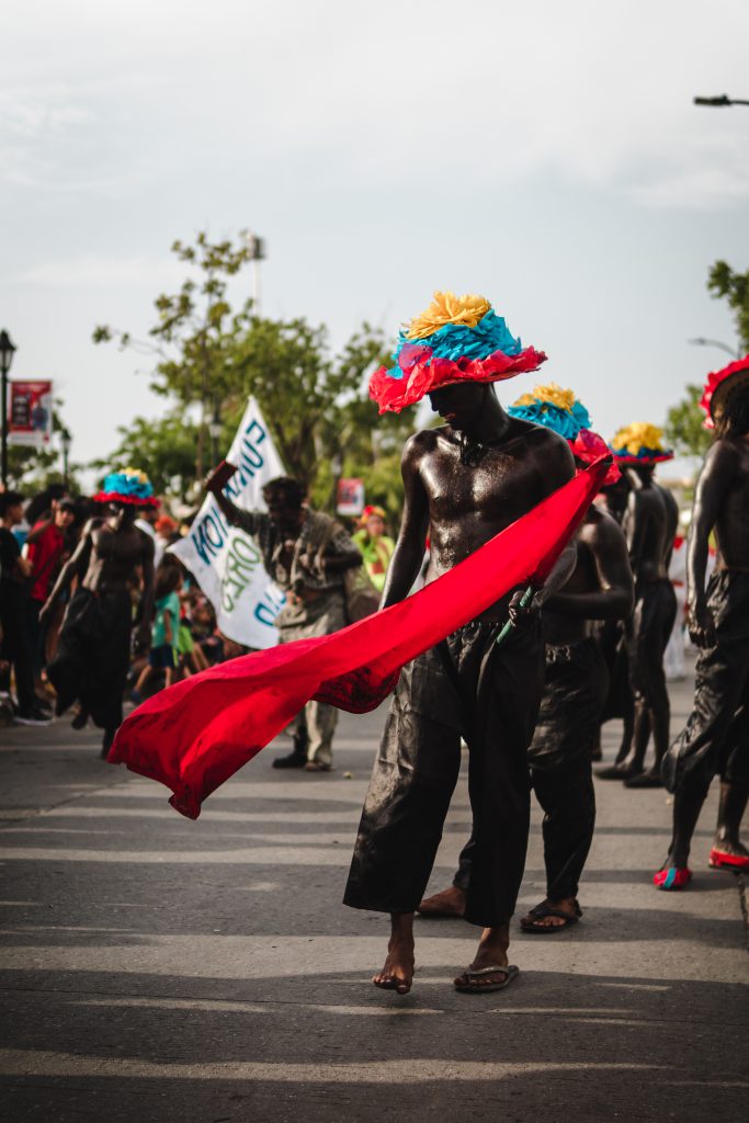 Ein Mann stellt die Arbeiterklasse Kolumbiens auf einem Event in Santa Marta dar